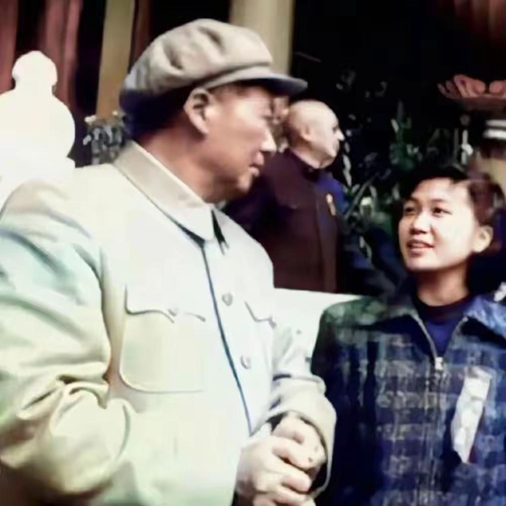 毛主席身边那个漂亮女孩是谁？16岁纺织女工的逆袭人生你有没有见过那张老照片？