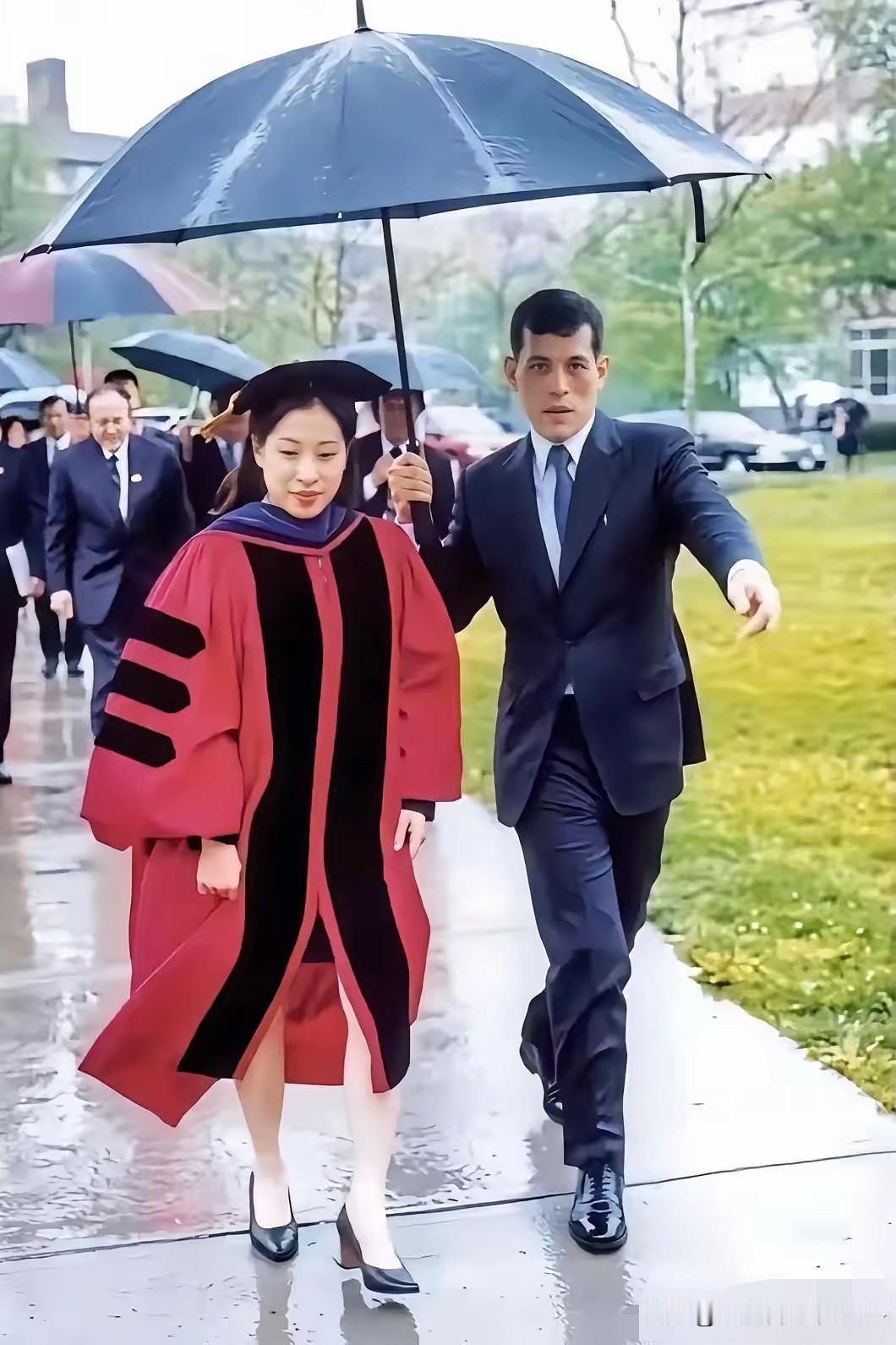 全世界能让泰王亲自撑伞并引路的人，估计也只有帕公主一个人了吧？帕公主作为泰王的第