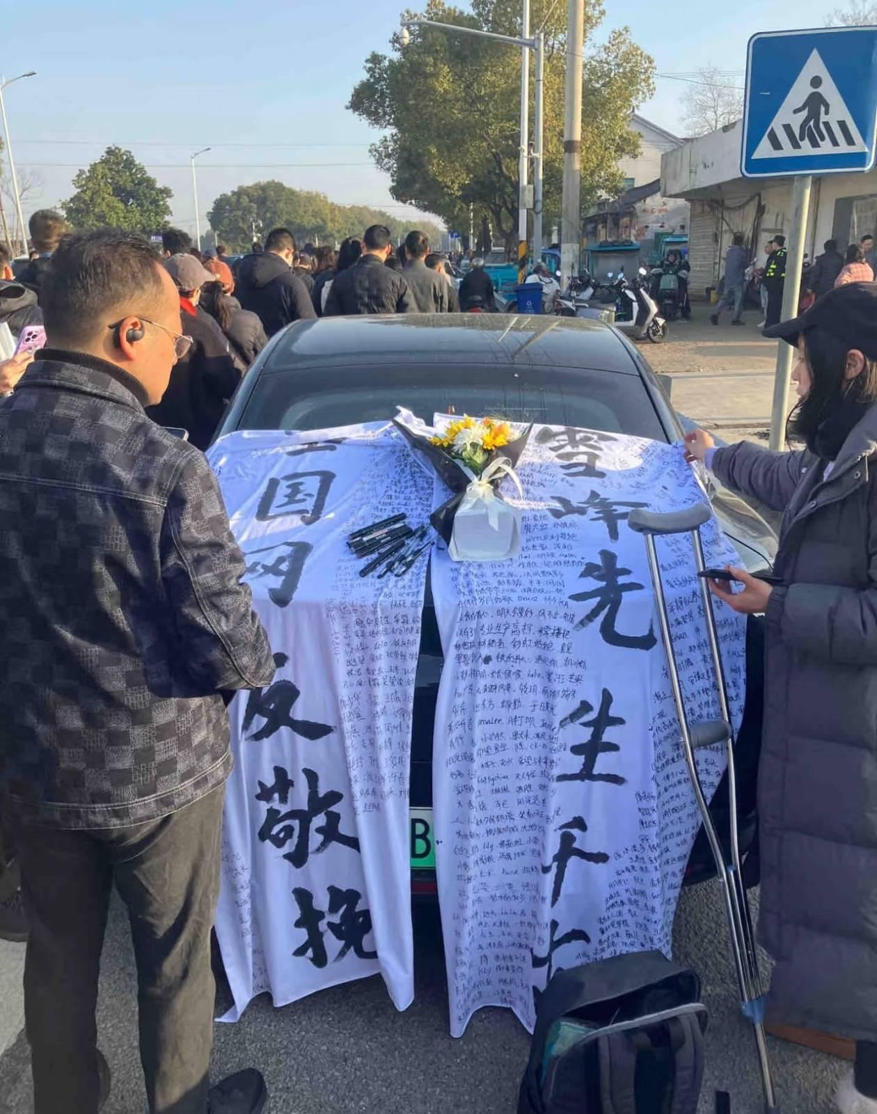 3月28日清晨的苏州殡仪馆笼罩在薄雾中，灵堂外，一公里长的送别队伍蜿蜒如河，从殡