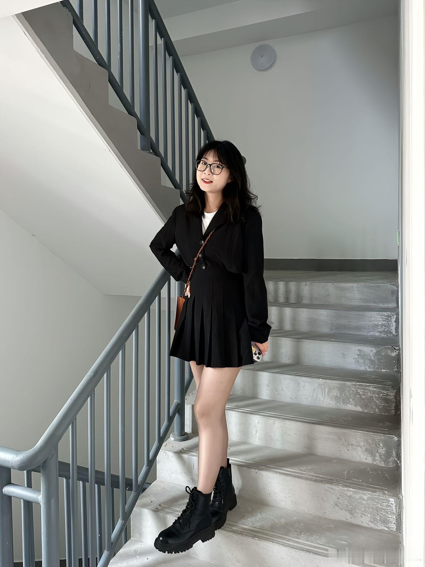 今天穿什么连衣裙，马丁靴美女绘梦长廊