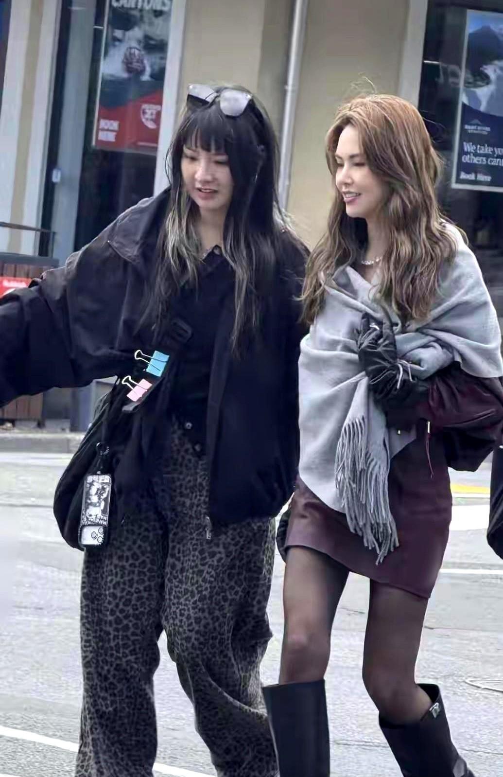 她一张侧脸上了热搜。大家惊呼：完全看不出生育痕迹。我看见的，是一支团队和一杯