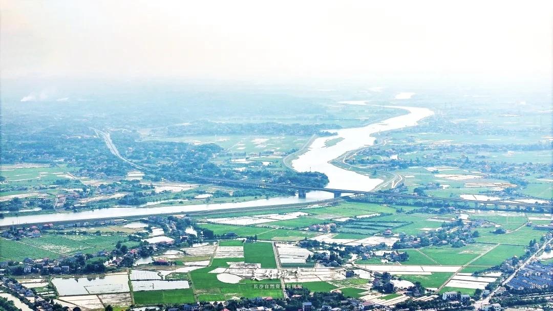 湘中大地的褶皱里，藏着一条串联起自然伟力与人文荣光的河流——沩水。它从雪峰山余脉