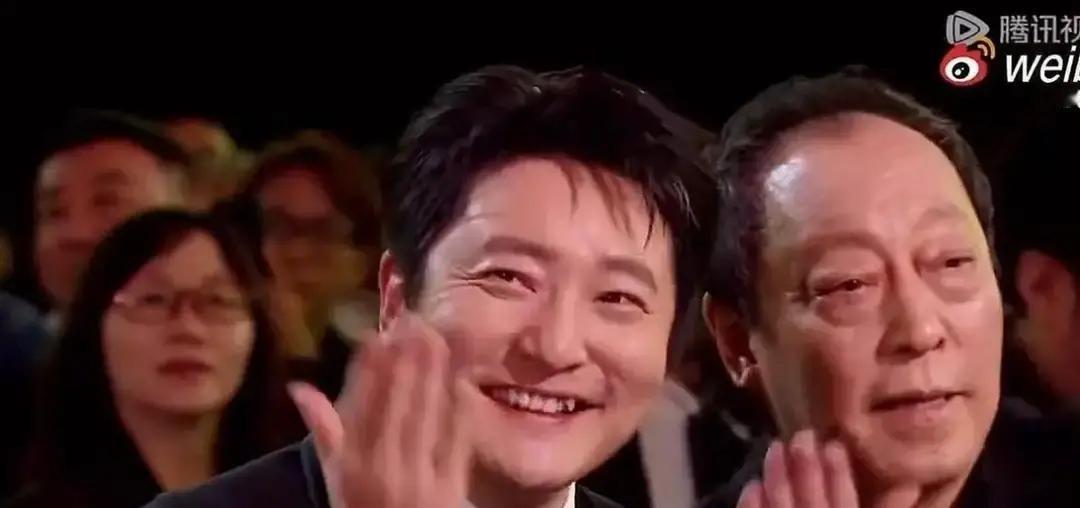 三十年前上戏校门口，那个送两个女儿入学的母亲，怎会料到今日双倍“回报”？要我说