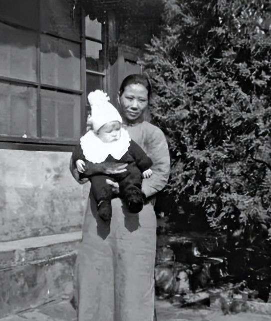 1938年，一名外国婴儿在天津的一家医院出生。可他的父母因为着急要回国，直接把他