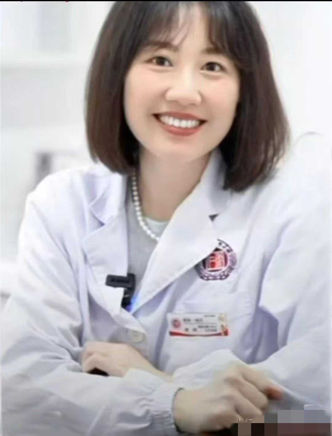 曾医生还是挺漂亮的，不仅长的肤白貌美大长腿，而且五官端正，眼睛也是顾盼生辉。