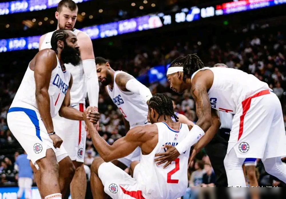 小卡的防守统治力一夜清零！快船防守效率从联盟前3，直接被干到了第19位。明