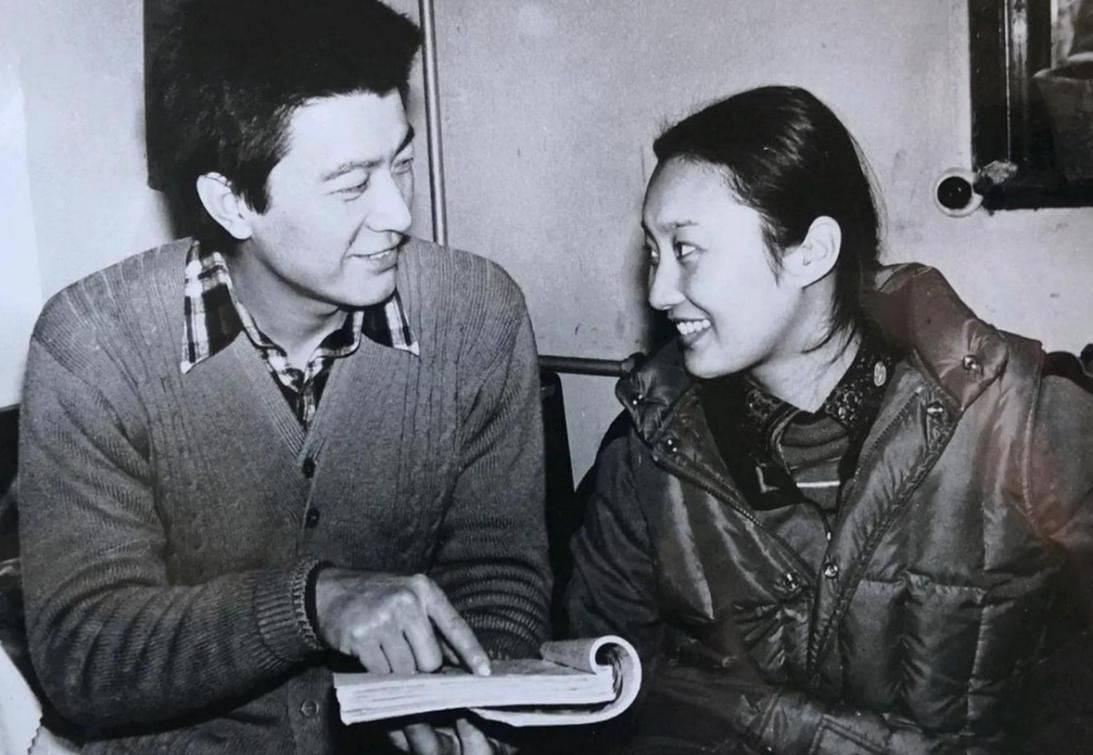 80年代，演员周里京与妻子傅春英，一同研讨剧本的瞬间，镜头里两人笑意融融，满眼都
