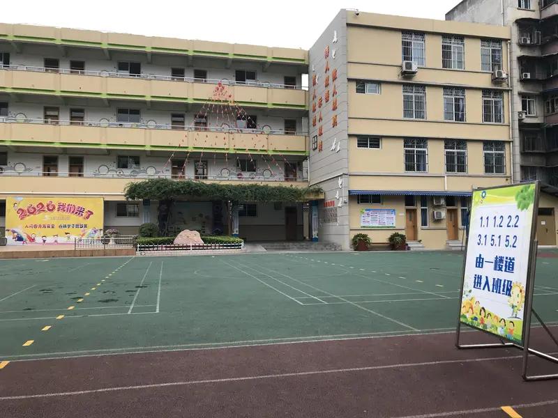 教师平均课时工作量，竟然可以这样算！一位乡镇中心小学的老师说，他们学校的校在教师