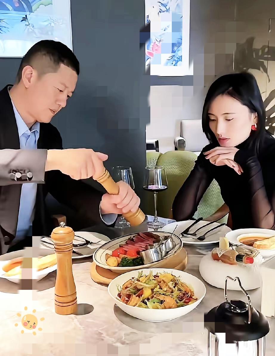 谁也没想到，李亚鹏和海哈金喜离婚才几个月，私下见面竟这么甜！细节里全是温柔，复婚