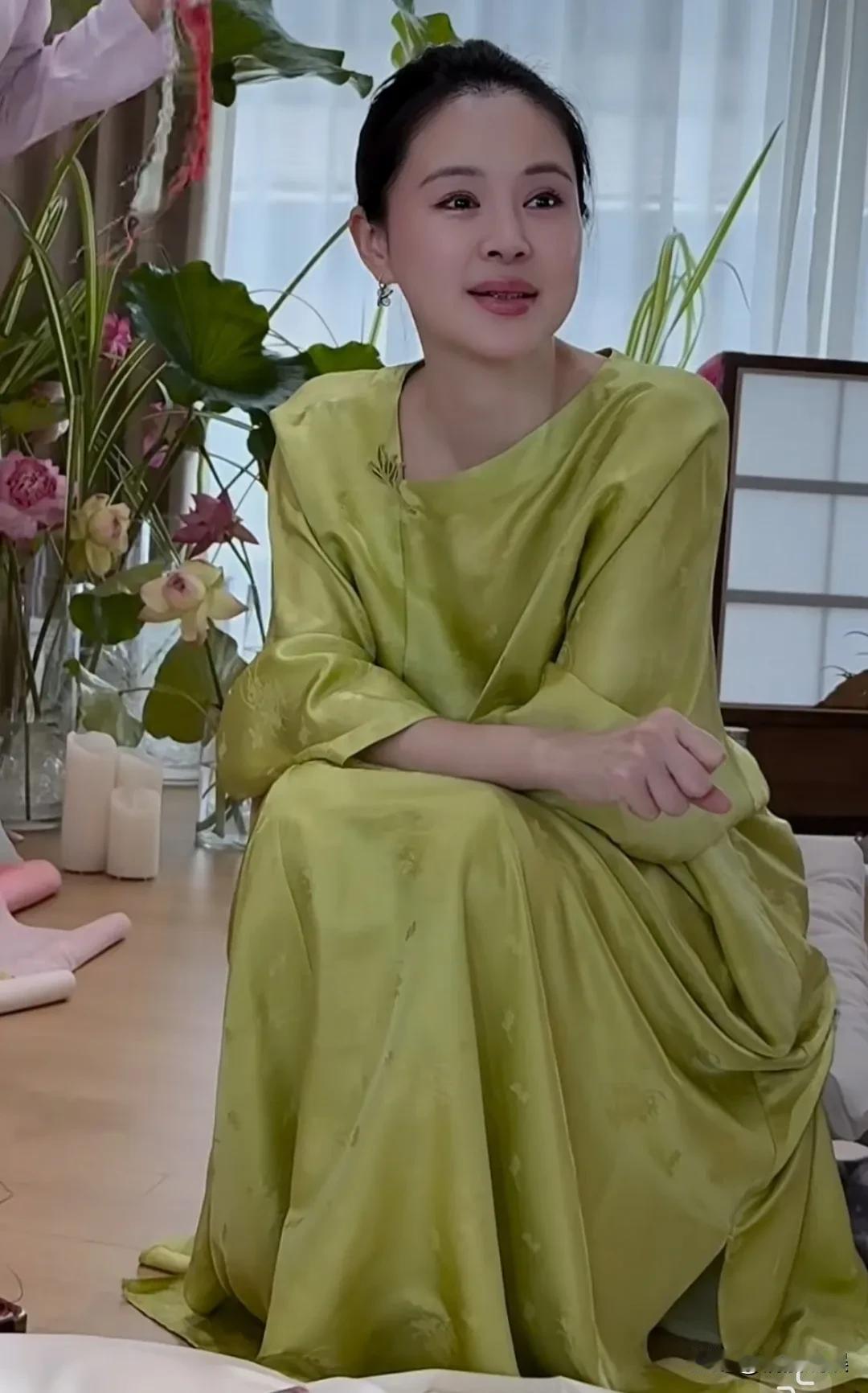 关悦带着女儿参加七夕活动，16岁的二女儿眉眼和爸爸一模一样，简直是和佟大为一个模