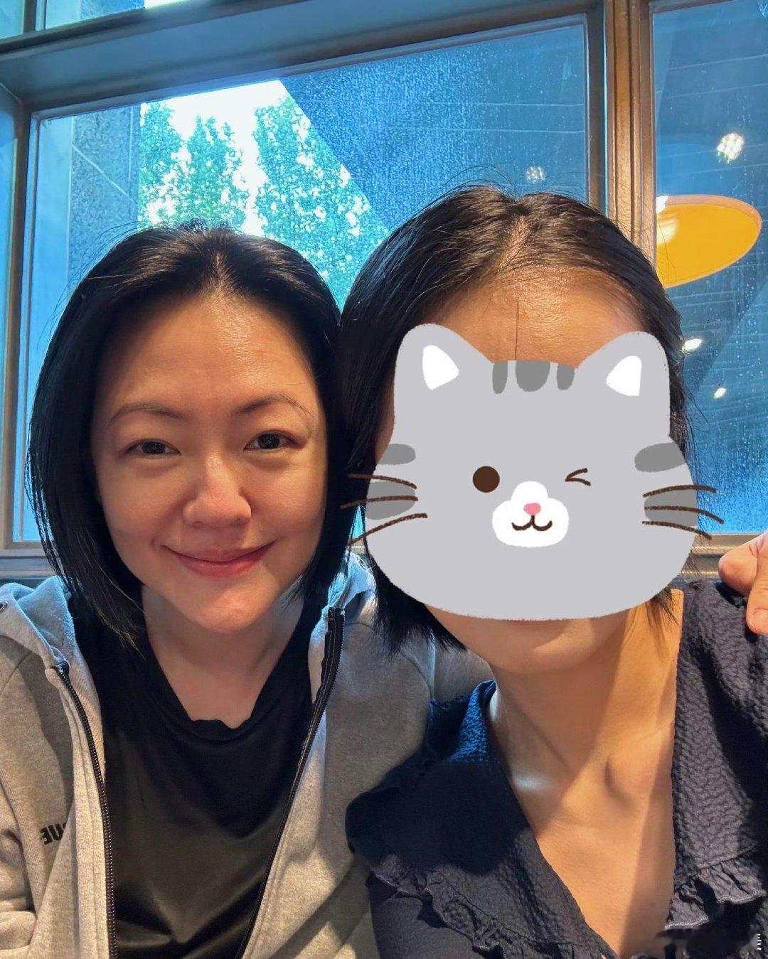 #小S神态越来越像大S#是真的很像啊。全世界最像大s的人一直都是小s啊。明年你就比姐姐大了熙娣。​