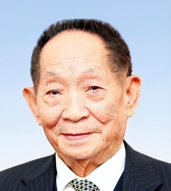 2008年，袁隆平参观了湖南举办的一场汽车展览，他出于好奇摸了一辆价值68万的敞