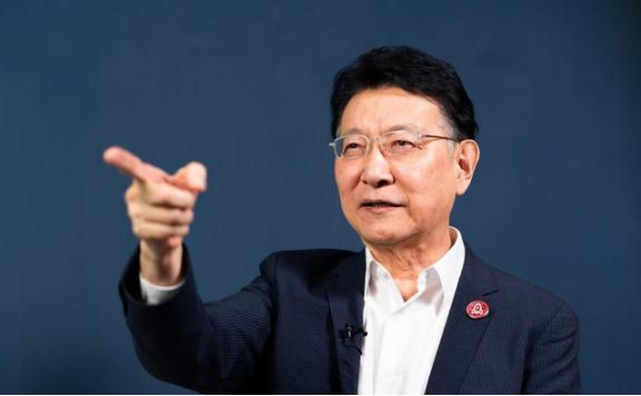 台湾省退役少将栗正杰曾在政论节目里说，赖清德的儿子躲在美国不回台湾当兵。结果，赖