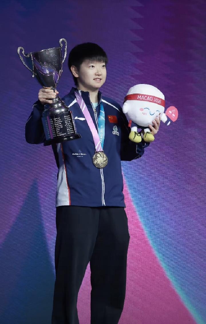孙颖莎往领奖台上一站，气场全开，手握冠军奖杯，眼神坚定又自信，笑容灿烂却自带一股