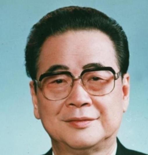 很多人今天回头看上世纪九十年代，总容易产生一种错觉，仿佛中国的发展一路顺风顺水。