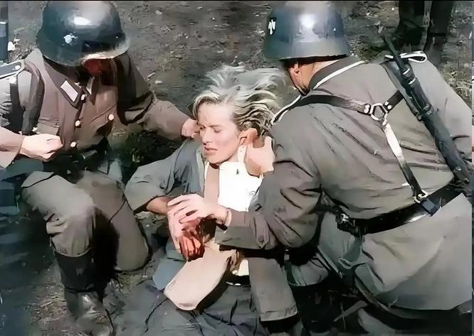 1940年，纳粹把波兰女性强押进军事慰安所。当时，华沙街头出现了一种叫"拉潘