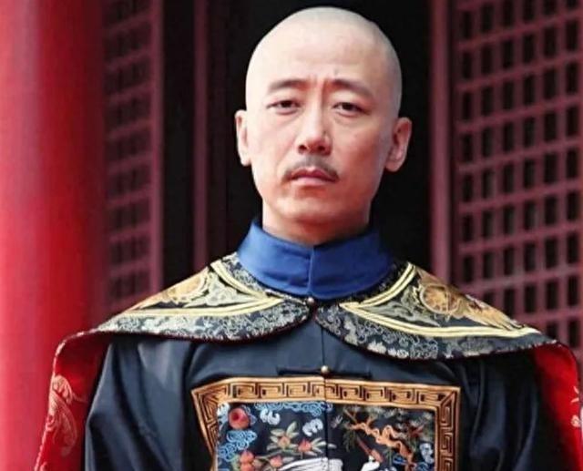 康熙年间，大臣尹泰醉酒后一时兴起，强行与丫鬟徐氏之发生关系。事后，尹泰对这个丫鬟