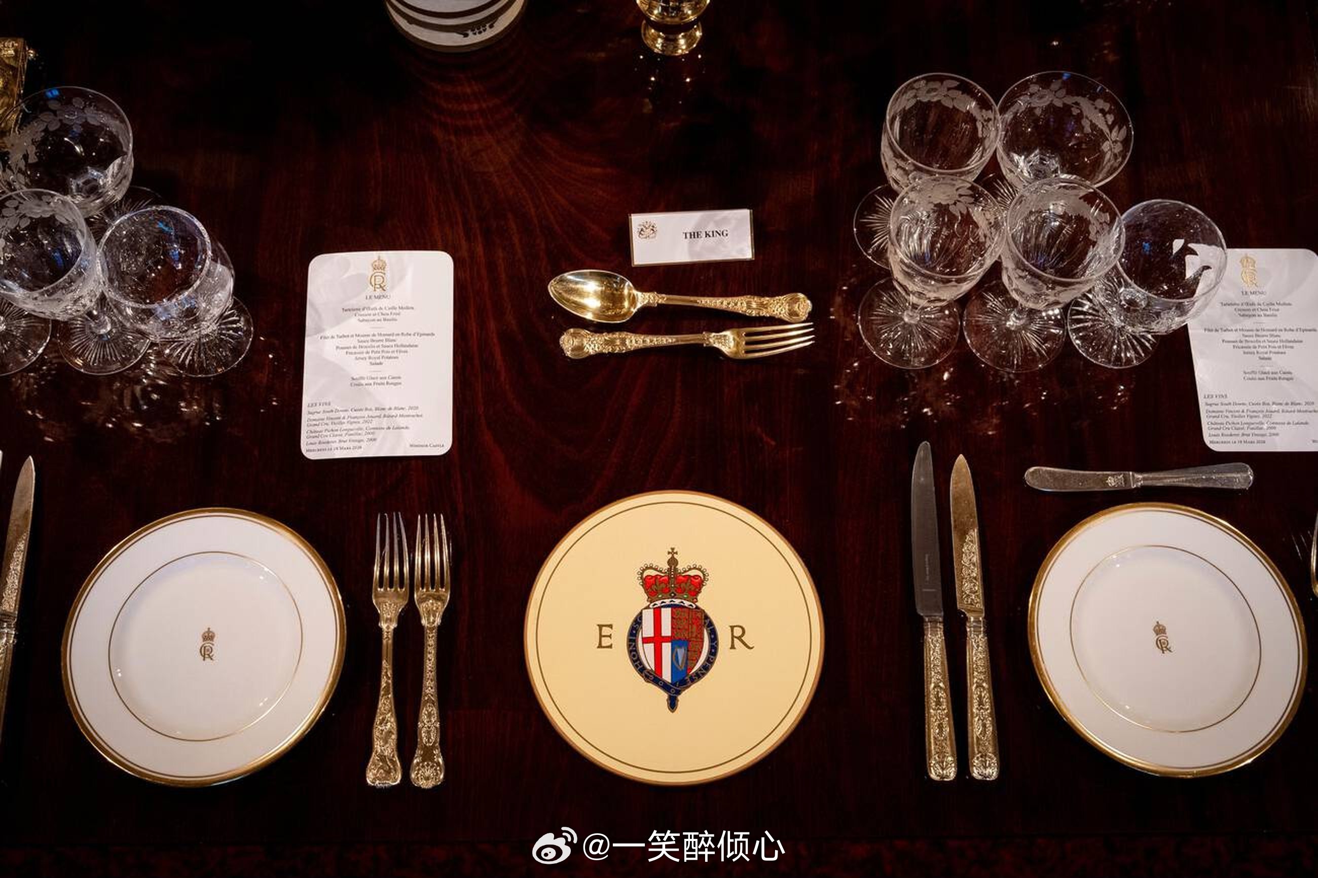 英国王室尼日利亚国宴，和以往不太一样的是这次查尔斯三世的餐碟是由伊丽莎白二世