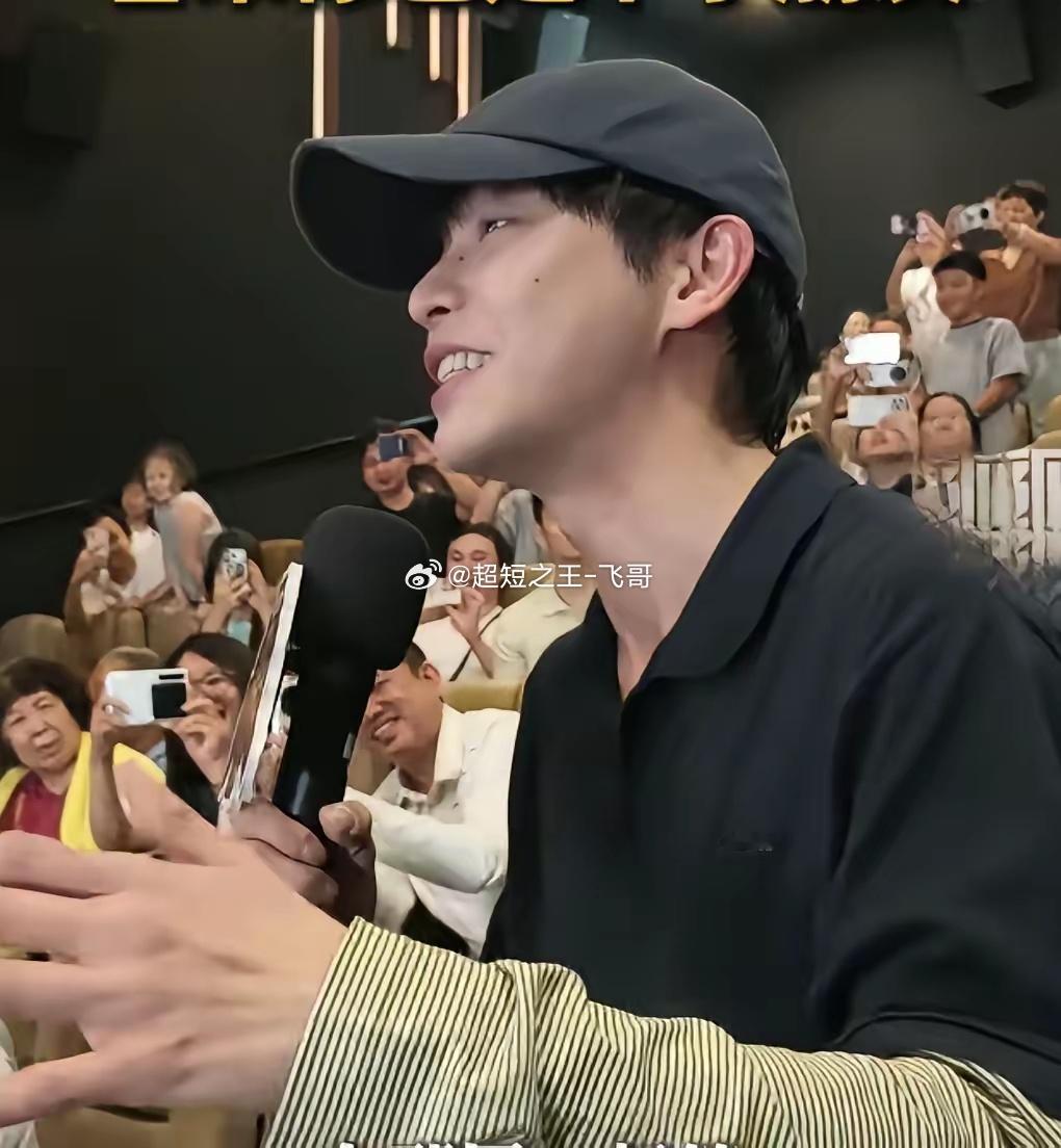 彭昱畅追星周星驰这段给我笑死了。7月15号功夫女足深圳路演，彭昱畅刚收工就跑过去