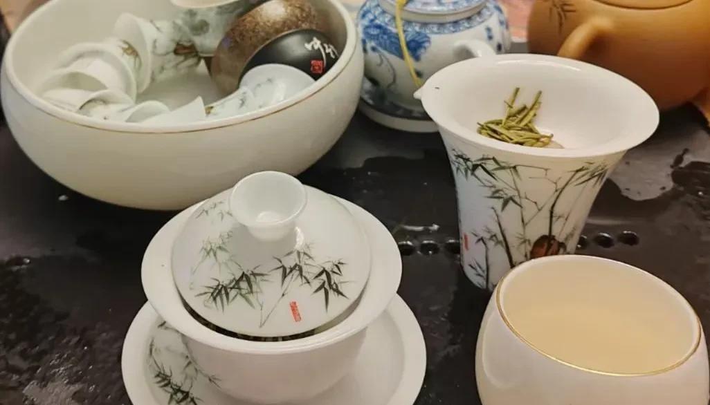 有免费的饭饭吃，一般这种情况下，我都是不会拒绝的，谁叫我是一个吃货呢？一早小杨