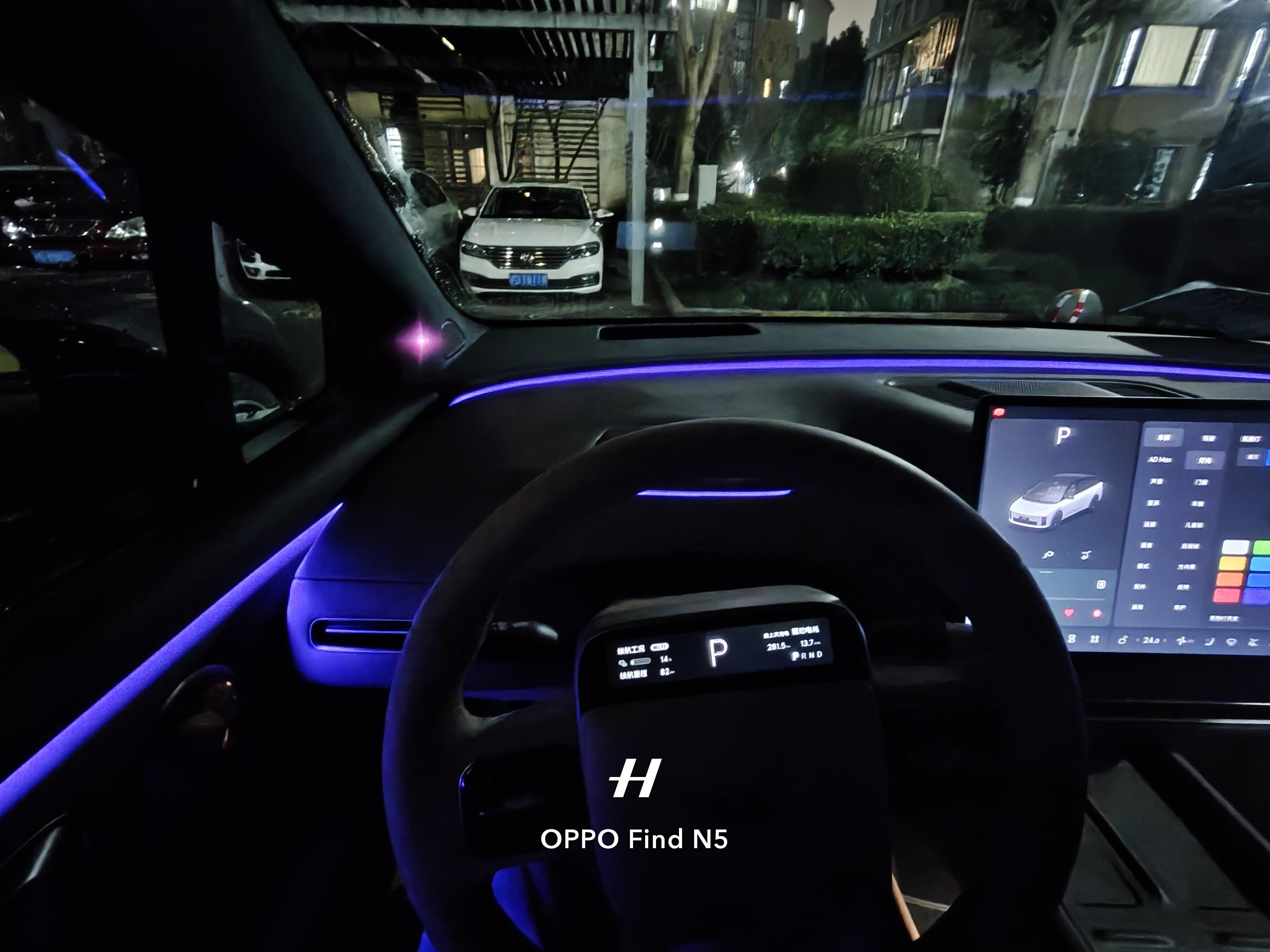 下班回家，拍了下i6的氛围灯。简约，环抱式风格，我还有些情绪价值