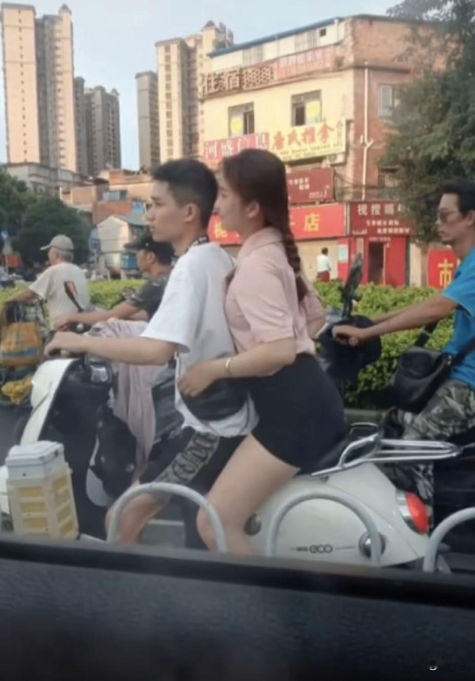 一点不羡慕，她在后座不会坐太久，你可以永远相信一个女人[doge]
