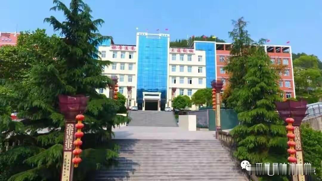进校门先交220元？四川这所中学的操作让家长炸了8月30日，有家长发帖称孩子