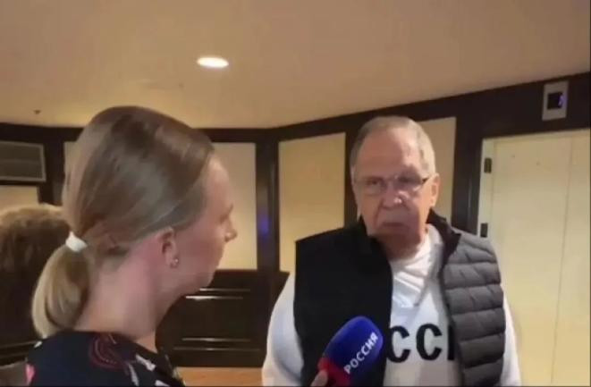 俄罗斯外交部长拉夫罗夫身穿一件印有“CCCP”字样的卫衣，出席俄美元首峰会。当下