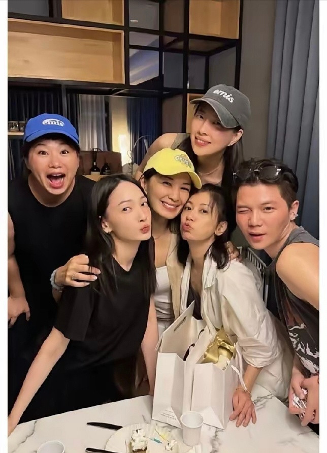 贾静雯一家人参加好友生日Party，她都51岁了，状态依旧很有少女感，气质很出挑