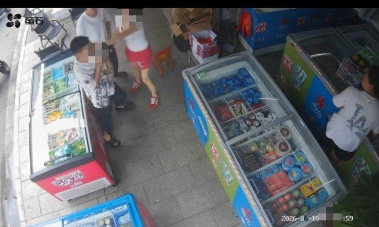 湖南益阳，一名男子在自家店里，一名白衣女子冲进店里，喊着“让你多管闲事”，就对男