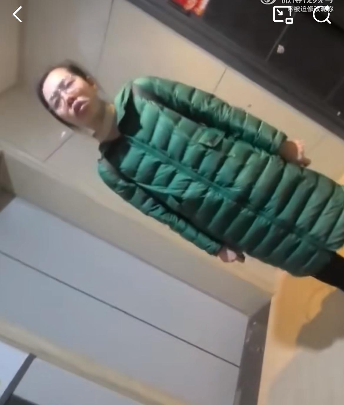 男子地库遇远光灯刺眼，闪灯提醒，遭遇女邻居上门疯狂怒吼，他发视频还原真相。女子在