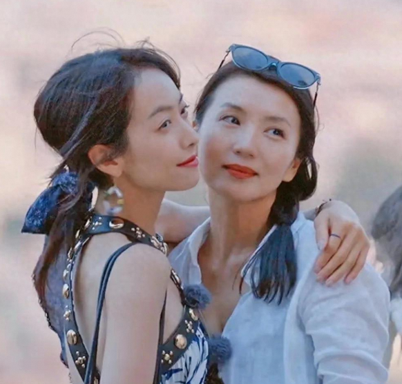 46岁陈好与宋茜云南之旅:逛街买单尽显姐妹情深