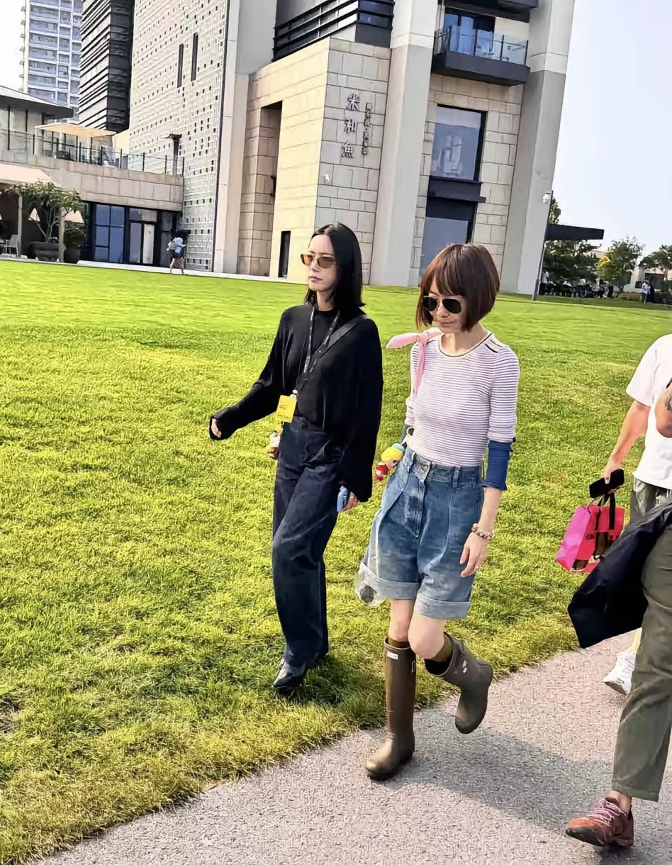 56岁陈鲁豫现身河北阿那亚旅游，她现实中真人非常瘦，衣品挺好的