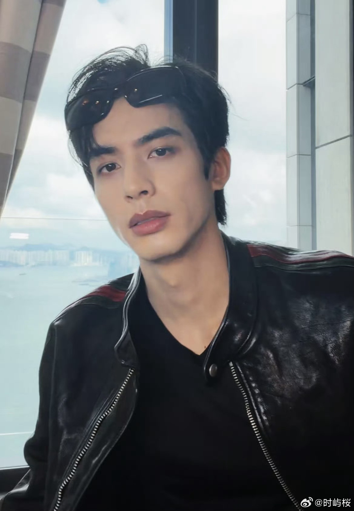 宋威龙遇到难回答的问题又不说话了 谁能拒绝真实坦率的宋威龙啊，直播闲聊被