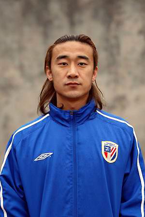 2004年，与青岛队的合同到期后，肖战波以自由身加盟上海申花。这次转会的官方公布