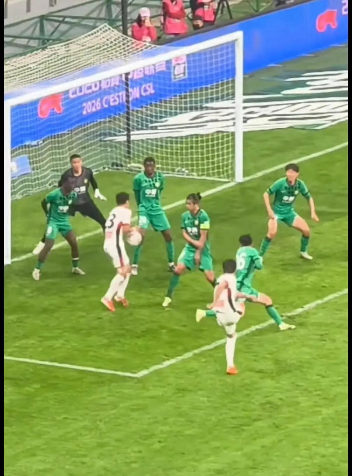 难道北京国安又受到裁判特殊照顾了！中超第5轮，北京国安1-2负于成都蓉城。但