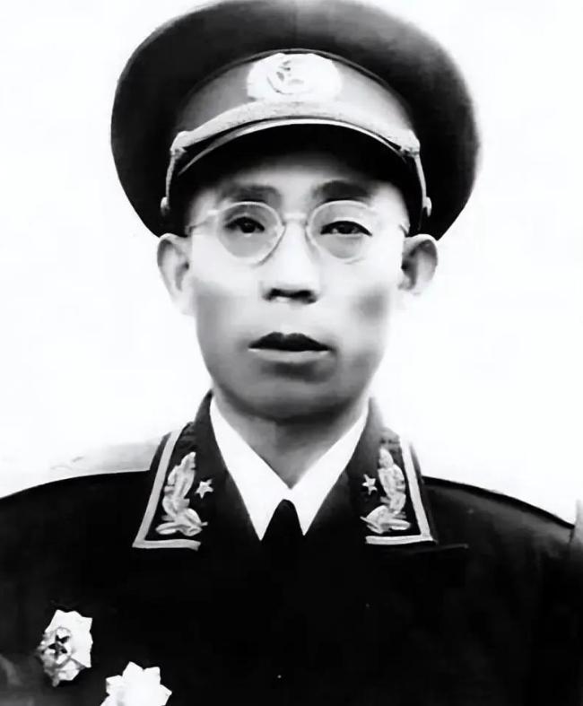 1936年秋，松潘草地深处，一个红军团长被五花大绑，即将枪毙。在此之前，贺龙问了