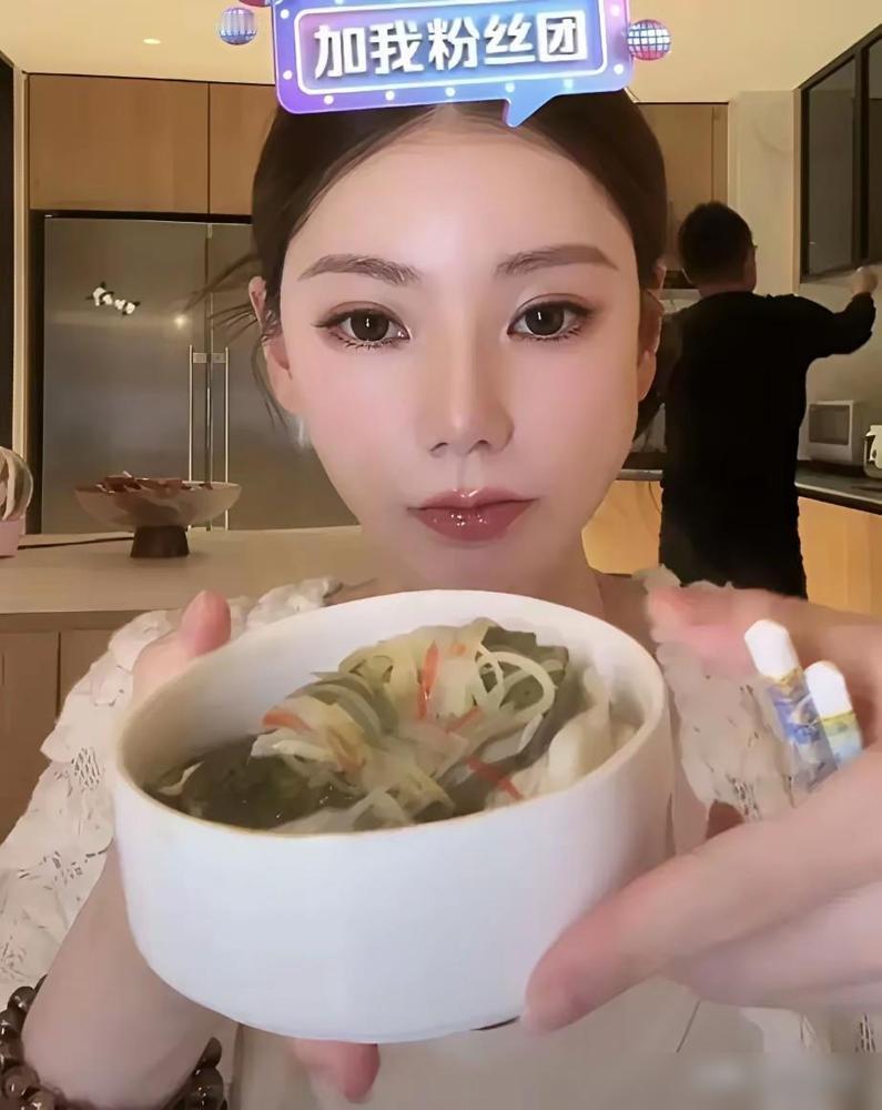 “肚子那么大了，还在直播赚钱”！这是马筱梅直播时网友刻薄她的话。马筱梅头也没抬回