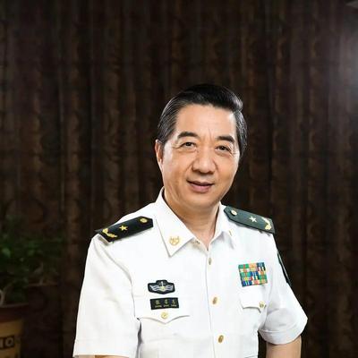 谢谢你张召忠！你真是伟大的预言家！2015年你就说过：“美国啥也不干，让东方大国