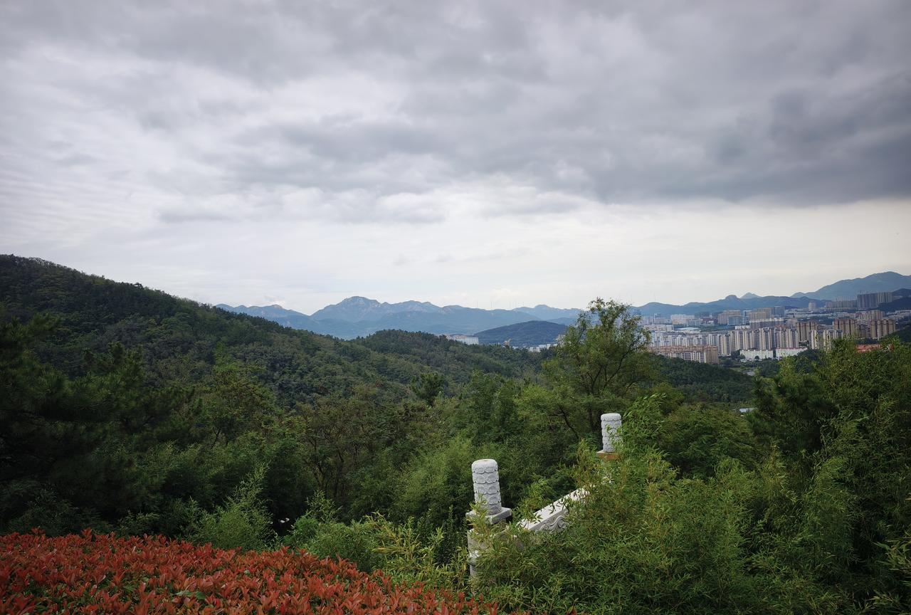 这次国庆假期旅游我们也就花了几百块钱的门票钱和油钱，本来到了景点已经下午了，最后