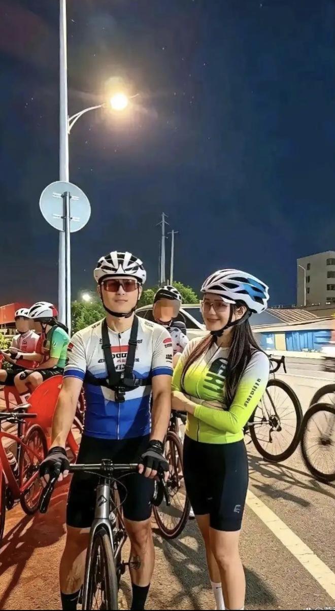 鸟哥，隶属南宁大圣车队，今年39岁，格外热衷于“关照”车队里刚加入、且已有伴侣的