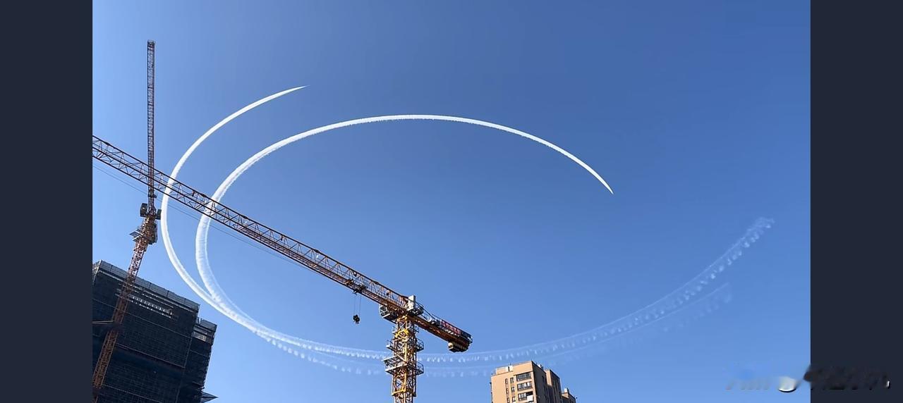 这难道是，歼36城市上空双机“画圆”？疑似放油测试！近日，在视频平台上，有网