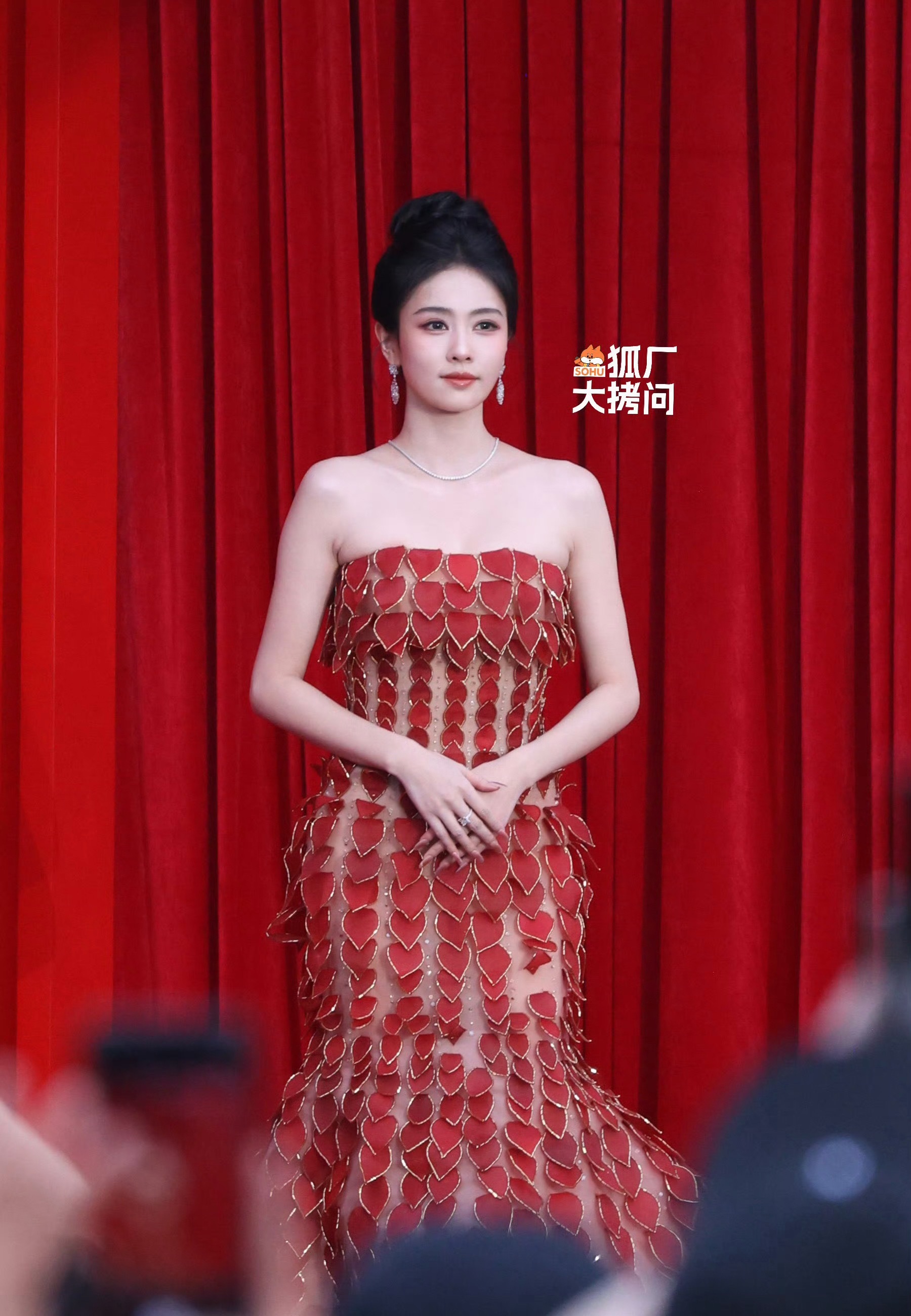 林允团队审美碾压啊…感觉娜扎的妆发拖累了她的脸…时尚芭莎红毯