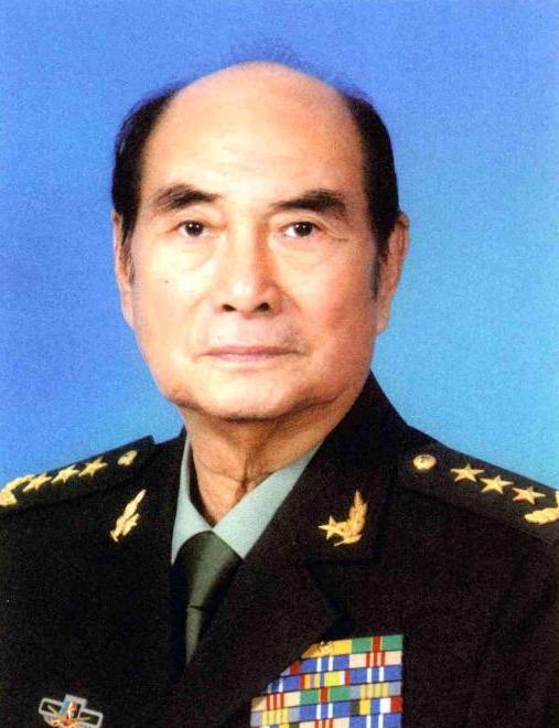 张万年当师长的时候，女儿张榕在农村当知青，她想参军。有人说了，那还不是张万年一句