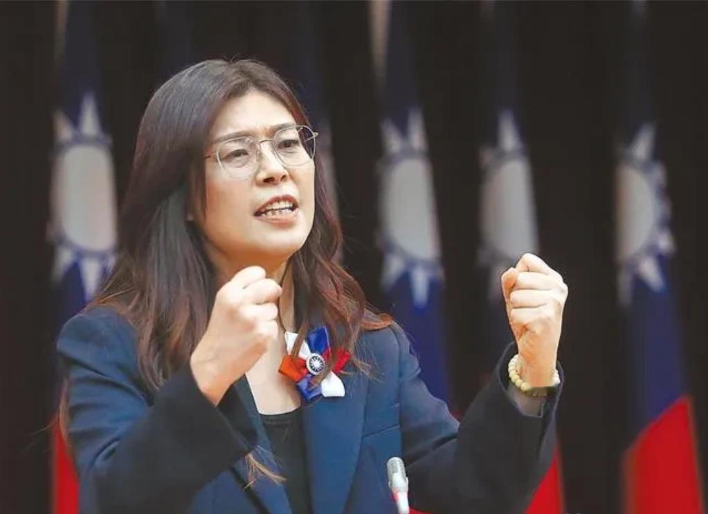 沈富雄建议郑丽文辞职沈富雄原本是民进党创党元老级人物，后来走得越来越远，如今