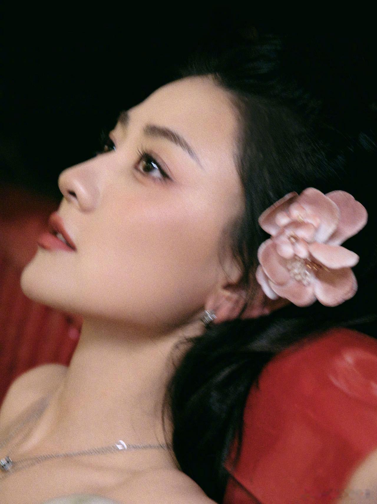 梁洁花仙子身着moniquelhuillier26SS现身爱奇艺尖叫之夜，