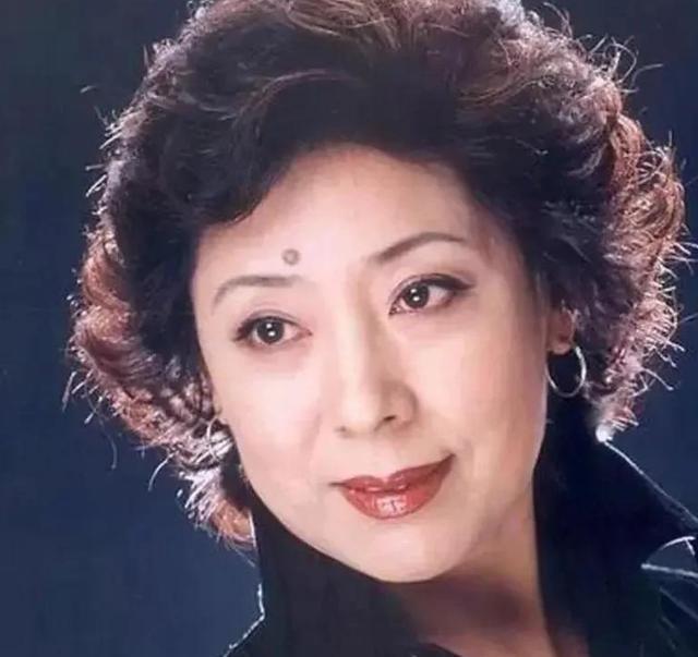 1990年，歌唱家关牧村因丈夫的长期家暴，毅然提出离婚，丈夫强硬地表示离婚可以，