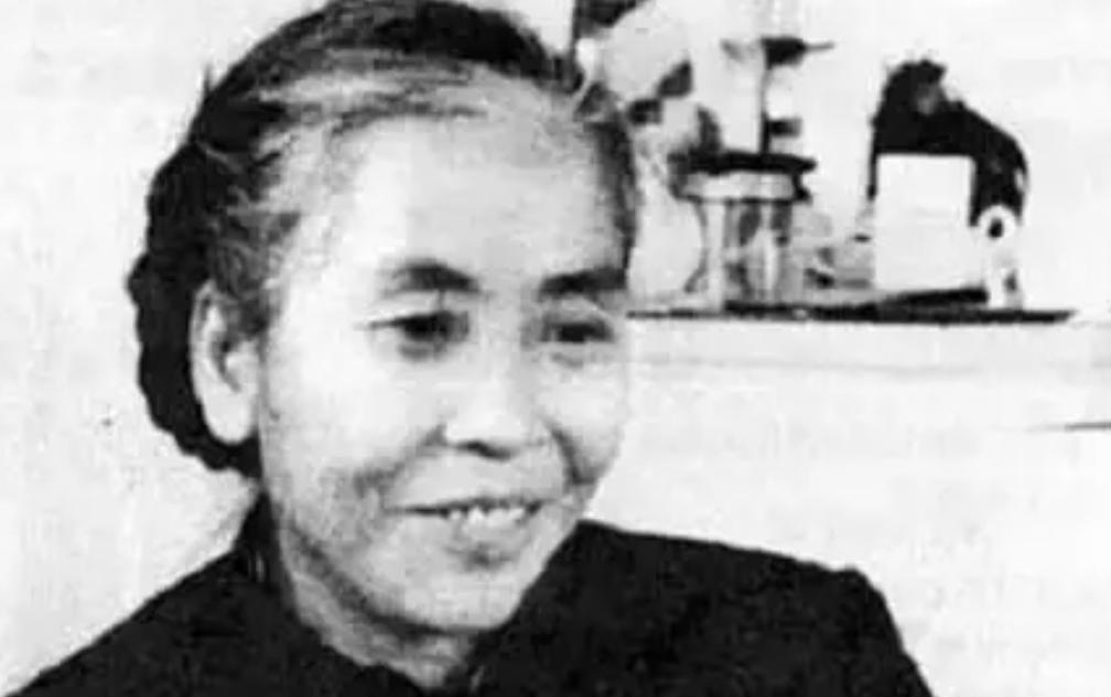 1929年，毛主席托一个女兵照顾怀孕的贺子珍，竟遭到严词拒绝。“我哪有功夫照顾她