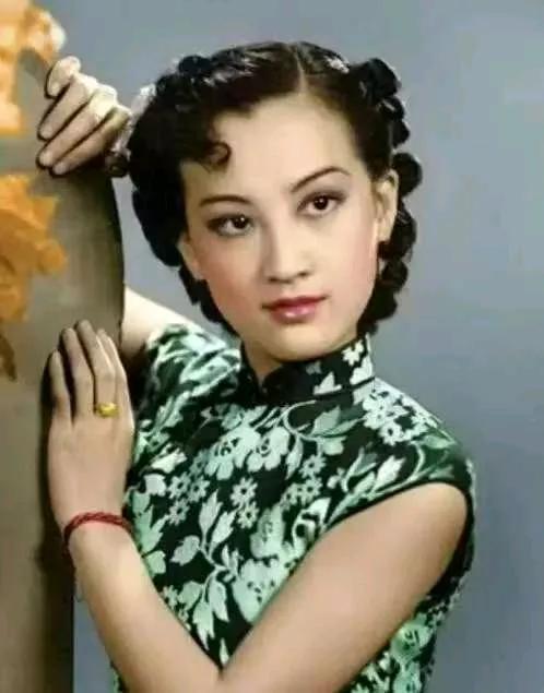 1950年，影星赵丹在深圳见到了曾经的搭档周璇，此刻她却大着肚子，精神恍惚的站在
