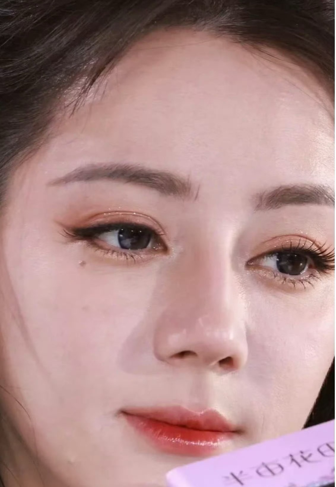路人镜头下的迪丽热巴，脸上好干净，一点修容都没有​​​
